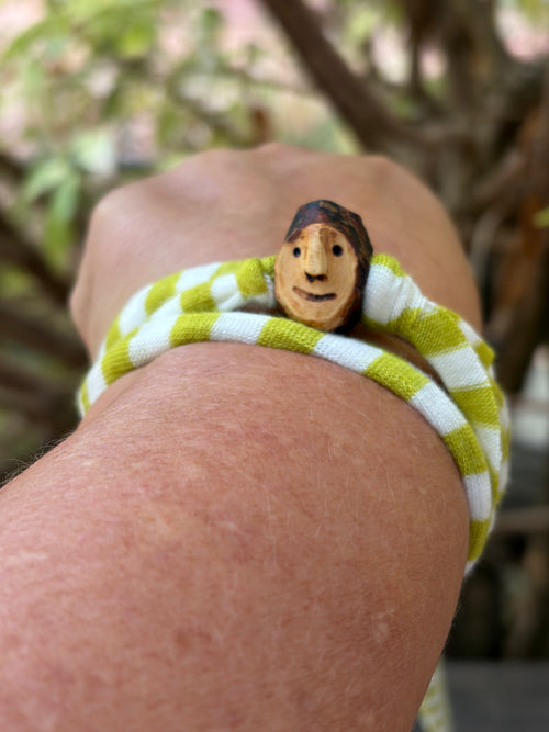 Armbandwichtel Morkel handgeschnitzt aus magischer Baumperle