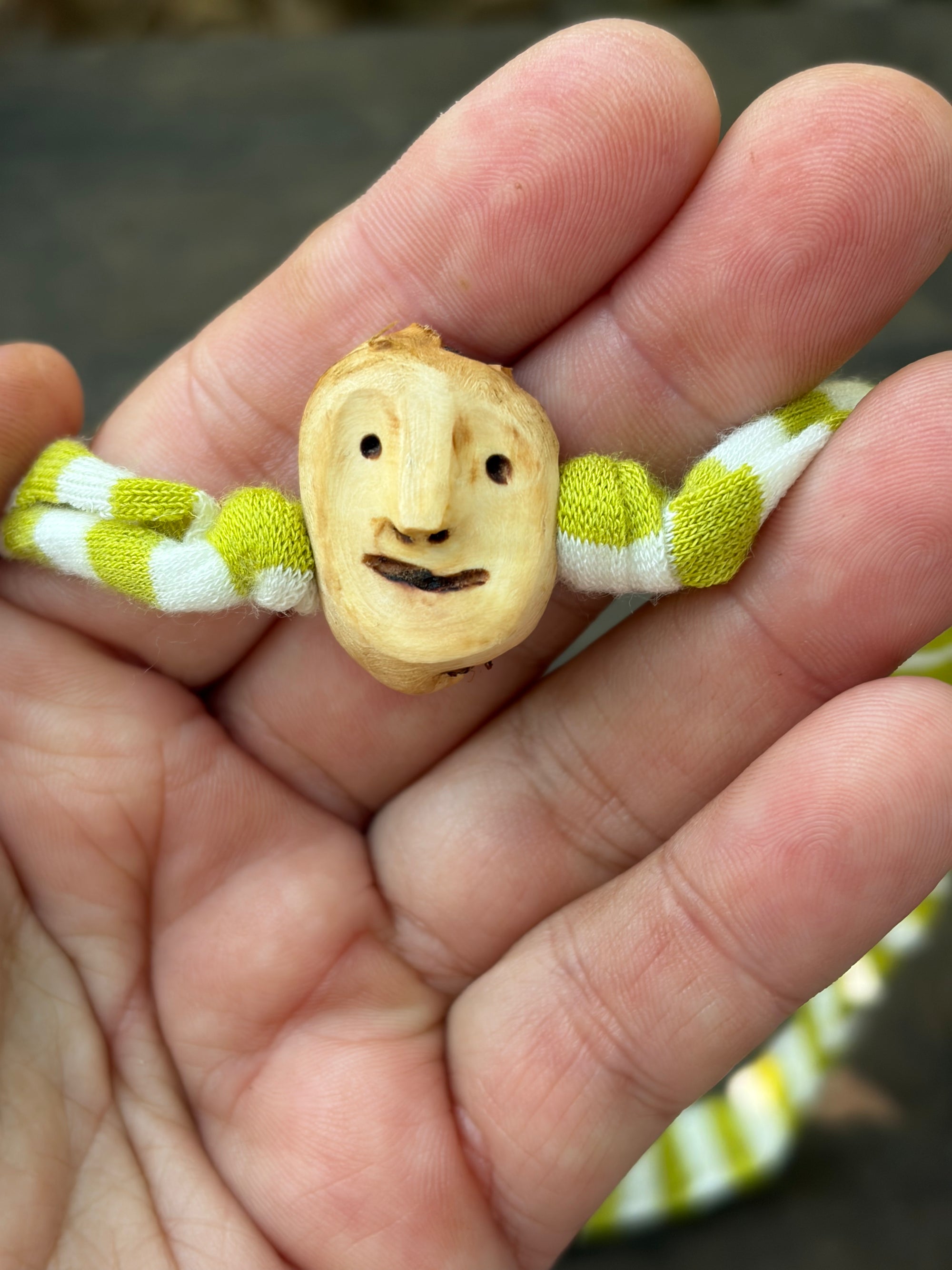Armbandwichtel Vorkel handgeschnitzt aus magischer Baumperle