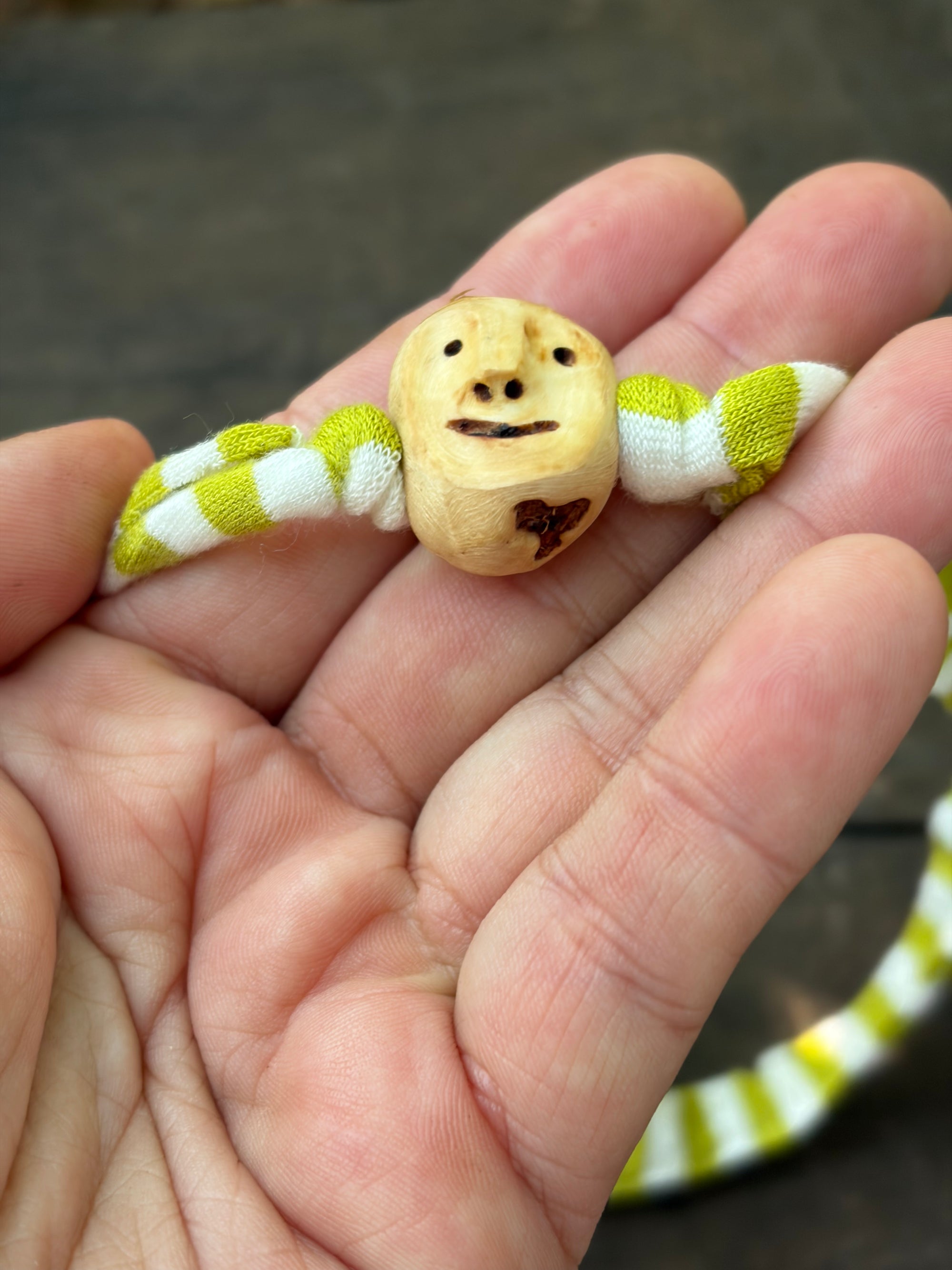 Armbandwichtel Vorkel handgeschnitzt aus magischer Baumperle