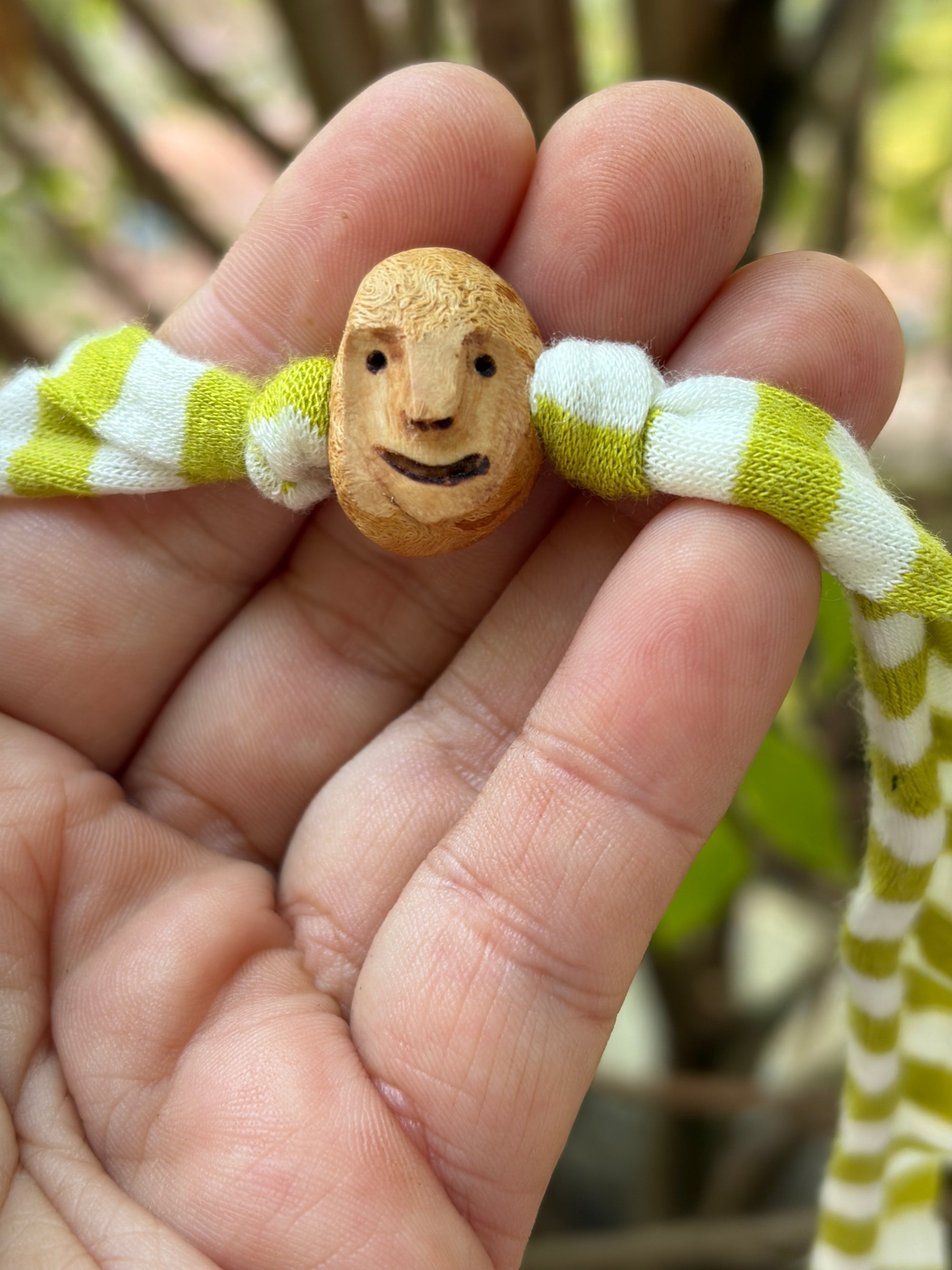 Armbandwichtel Skorvin handgeschnitzt aus magischer Baumperle
