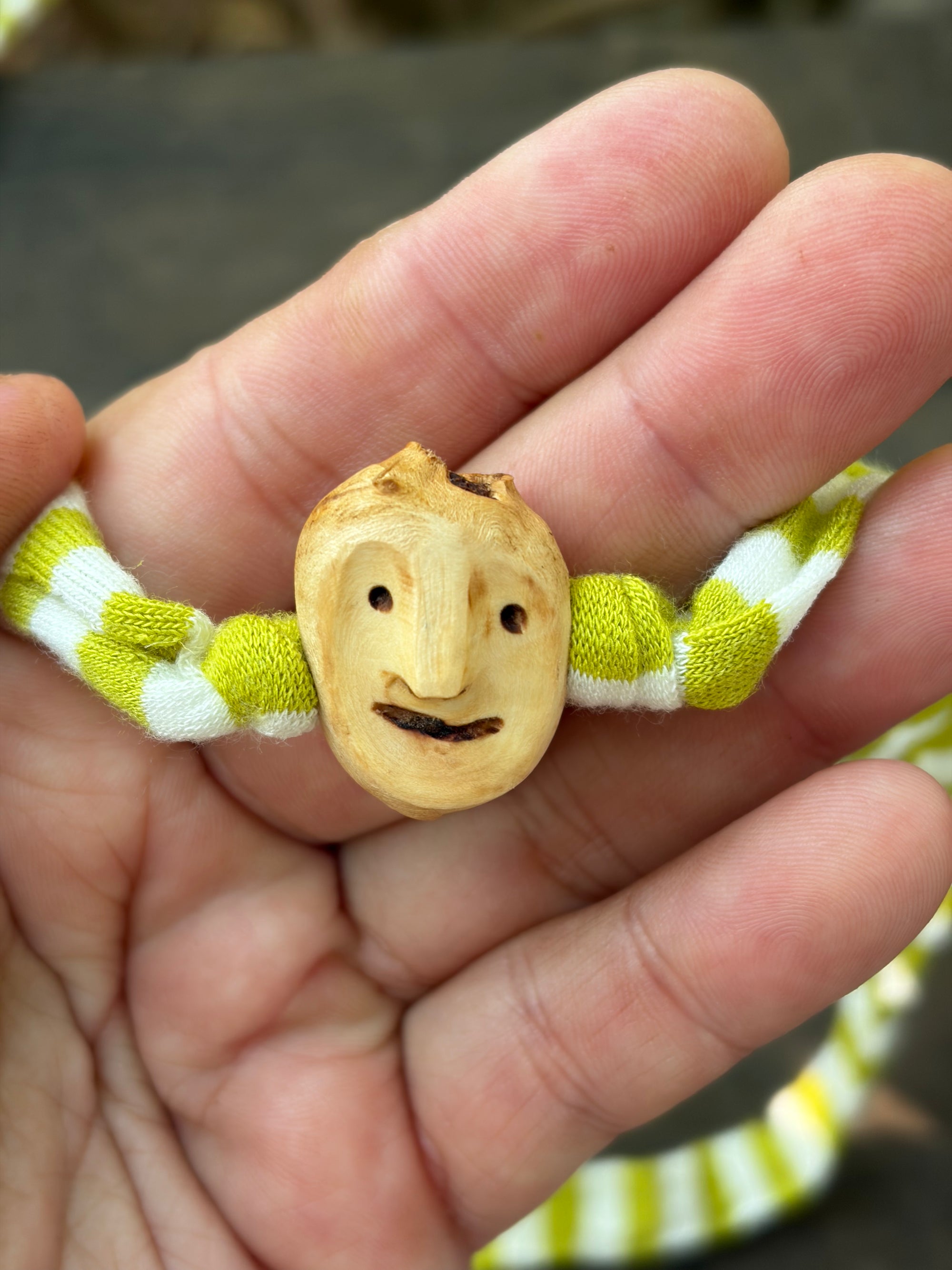 Armbandwichtel Vorkel handgeschnitzt aus magischer Baumperle