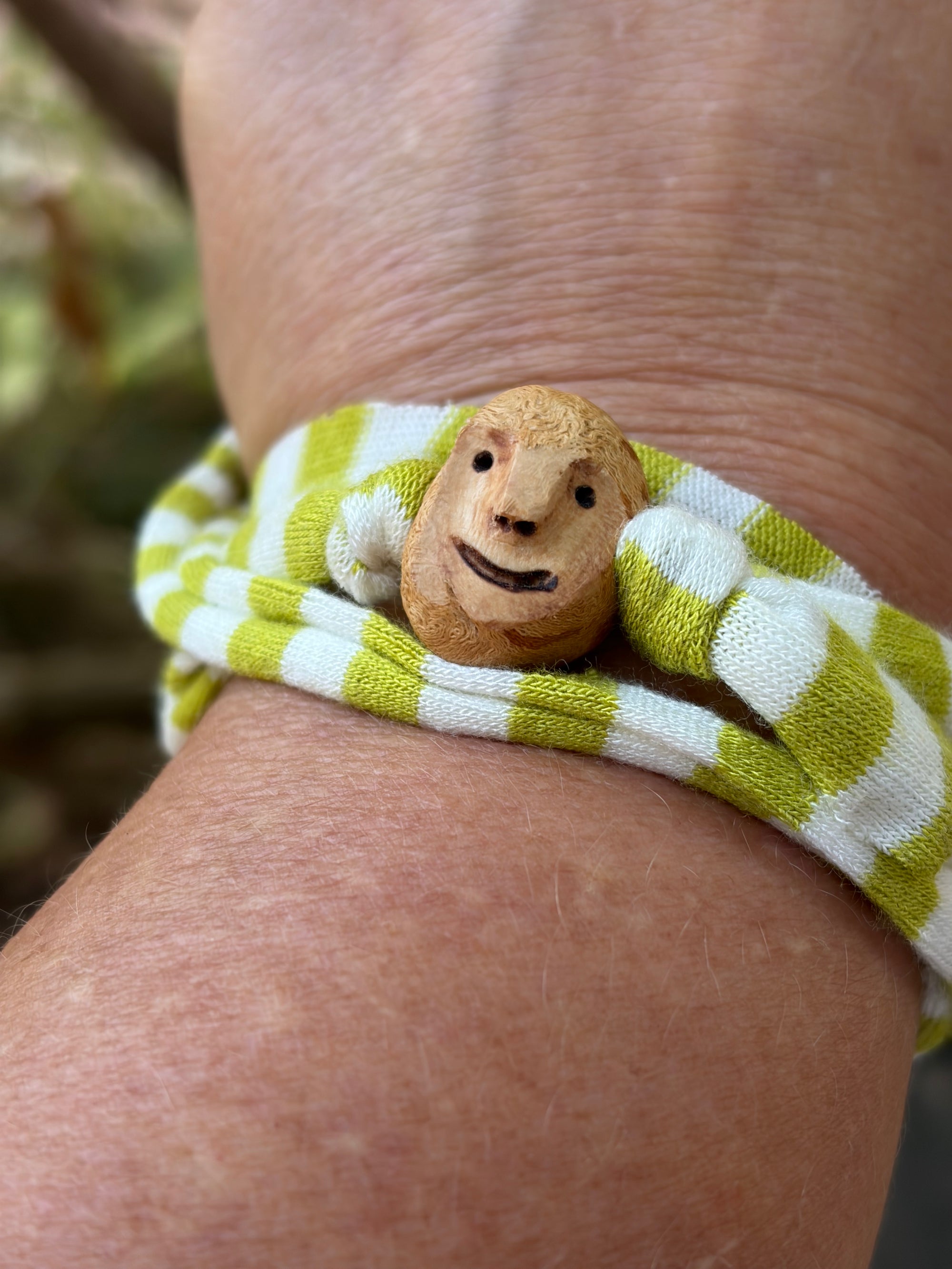 Armbandwichtel Skorvin handgeschnitzt aus magischer Baumperle