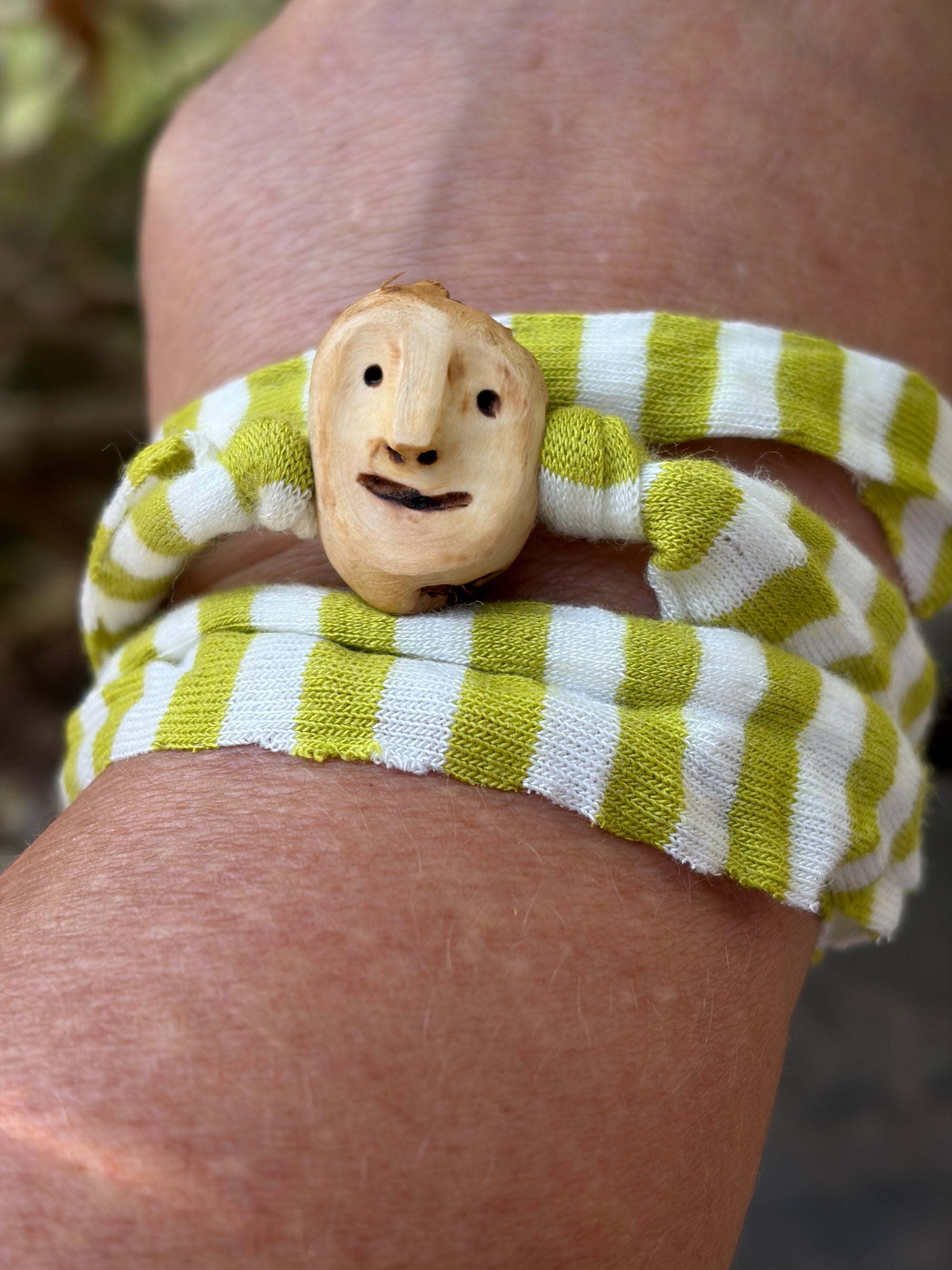 Armbandwichtel Vorkel handgeschnitzt aus magischer Baumperle