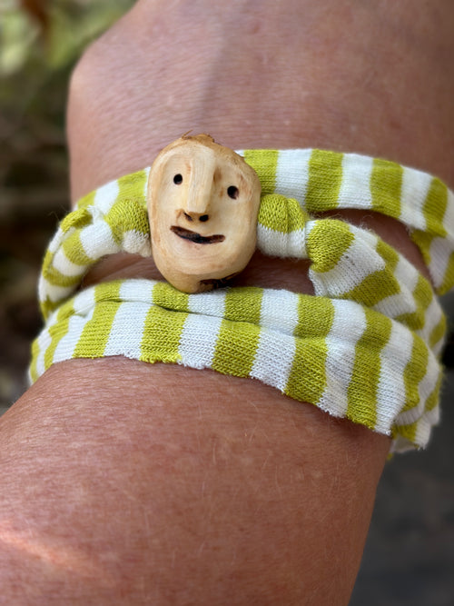 Armbandwichtel Vorkel handgeschnitzt aus magischer Baumperle