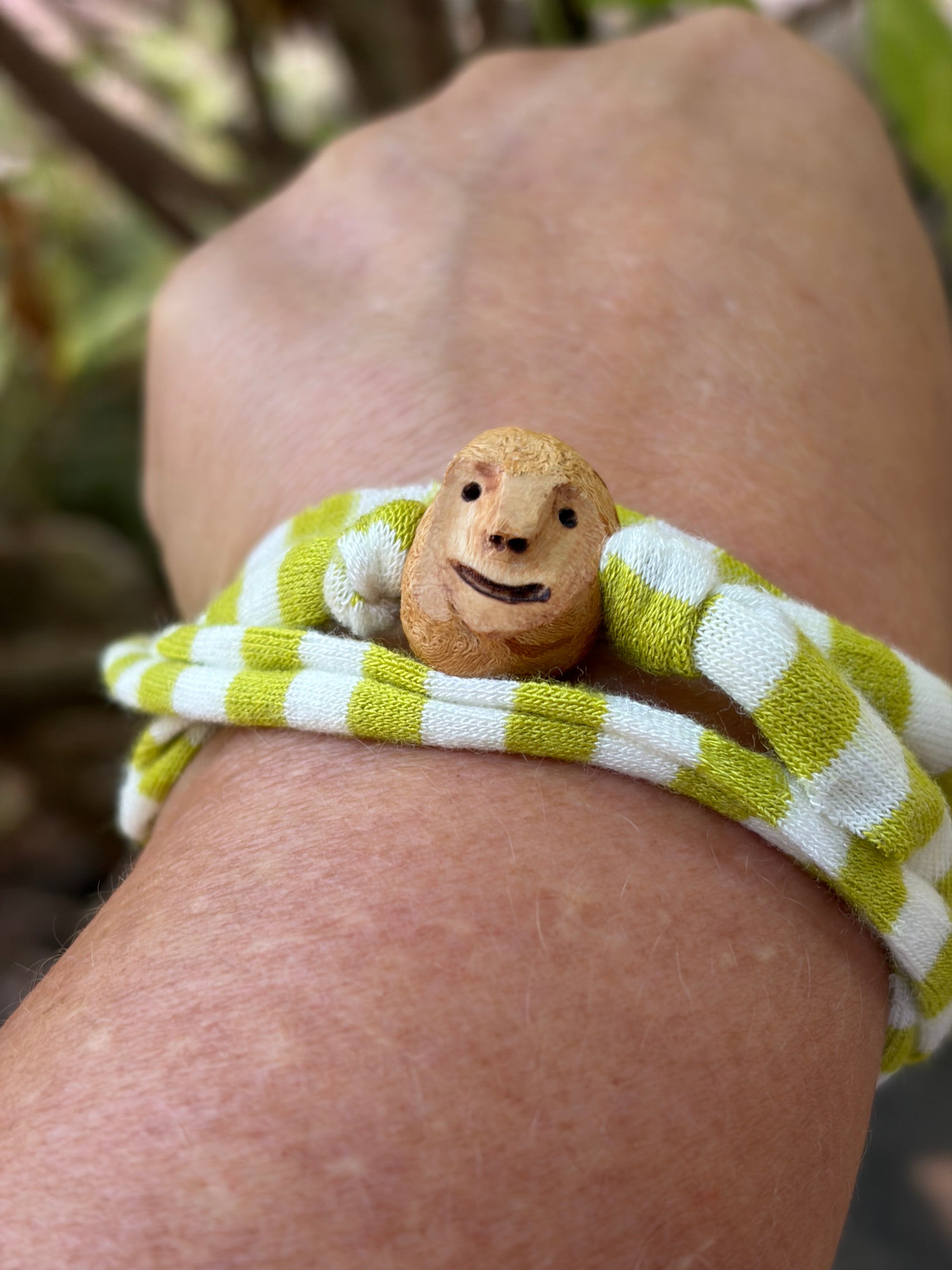 Armbandwichtel Skorvin handgeschnitzt aus magischer Baumperle