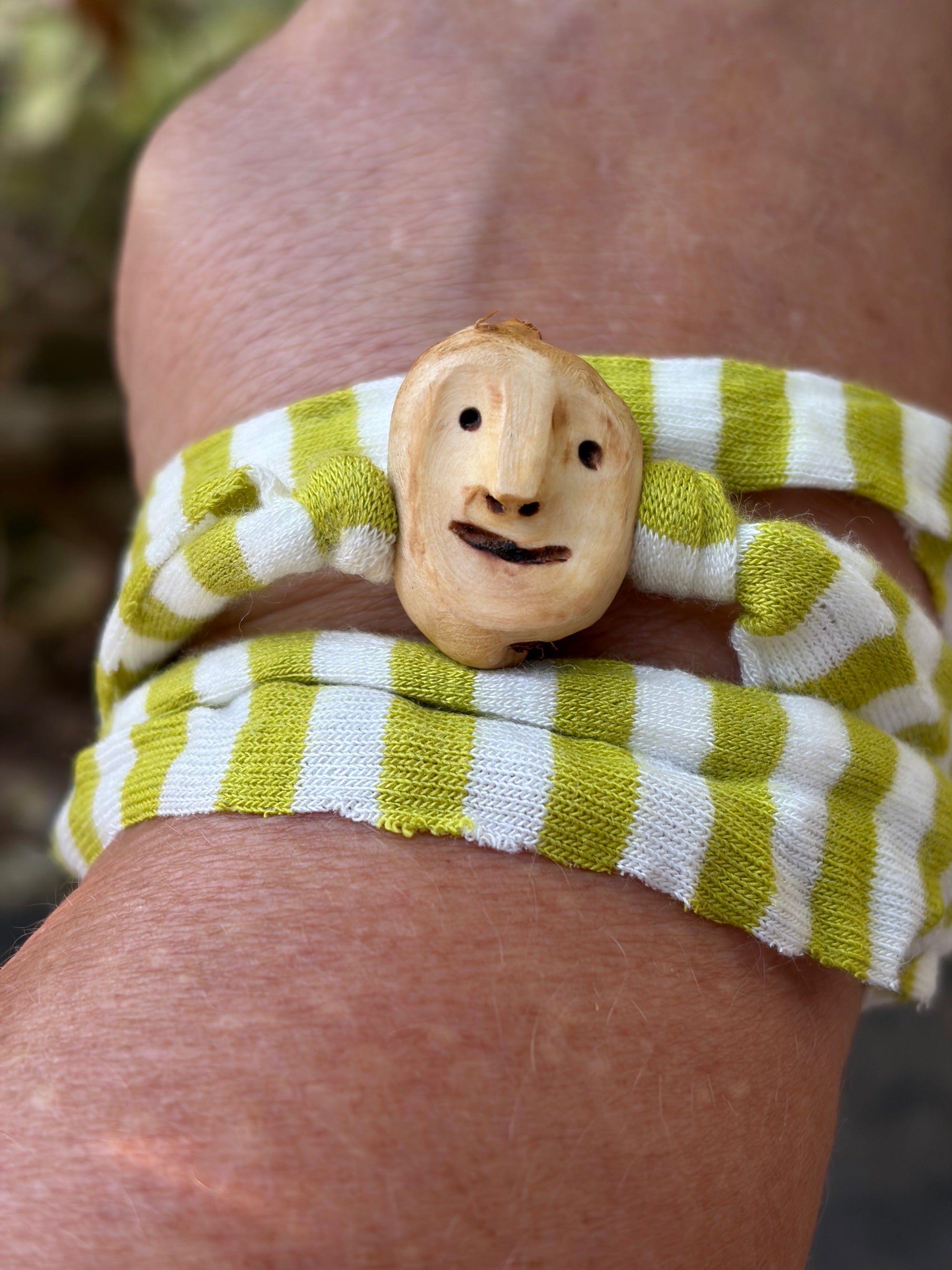 Armbandwichtel Vorkel handgeschnitzt aus magischer Baumperle