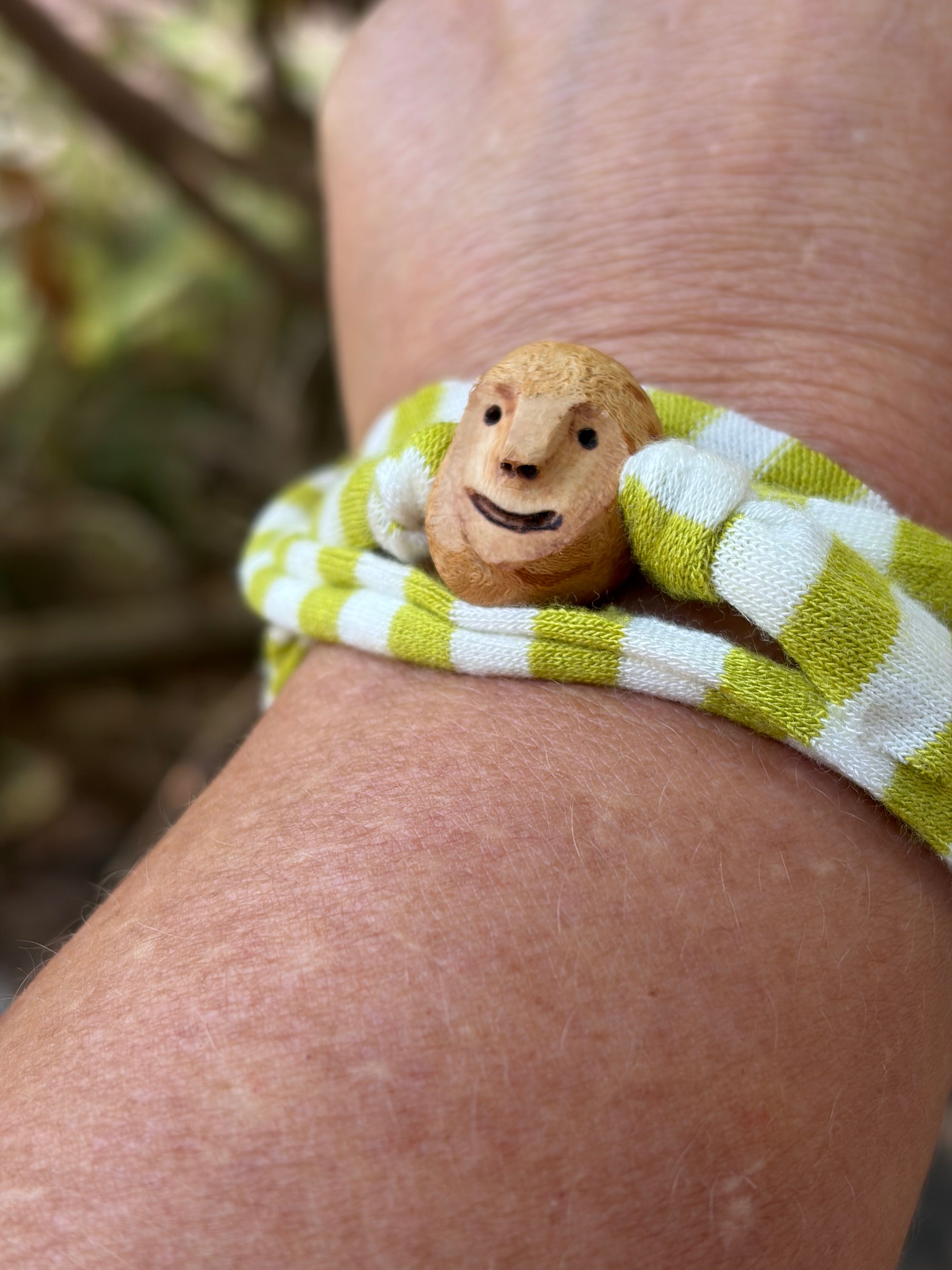 Armbandwichtel Skorvin handgeschnitzt aus magischer Baumperle
