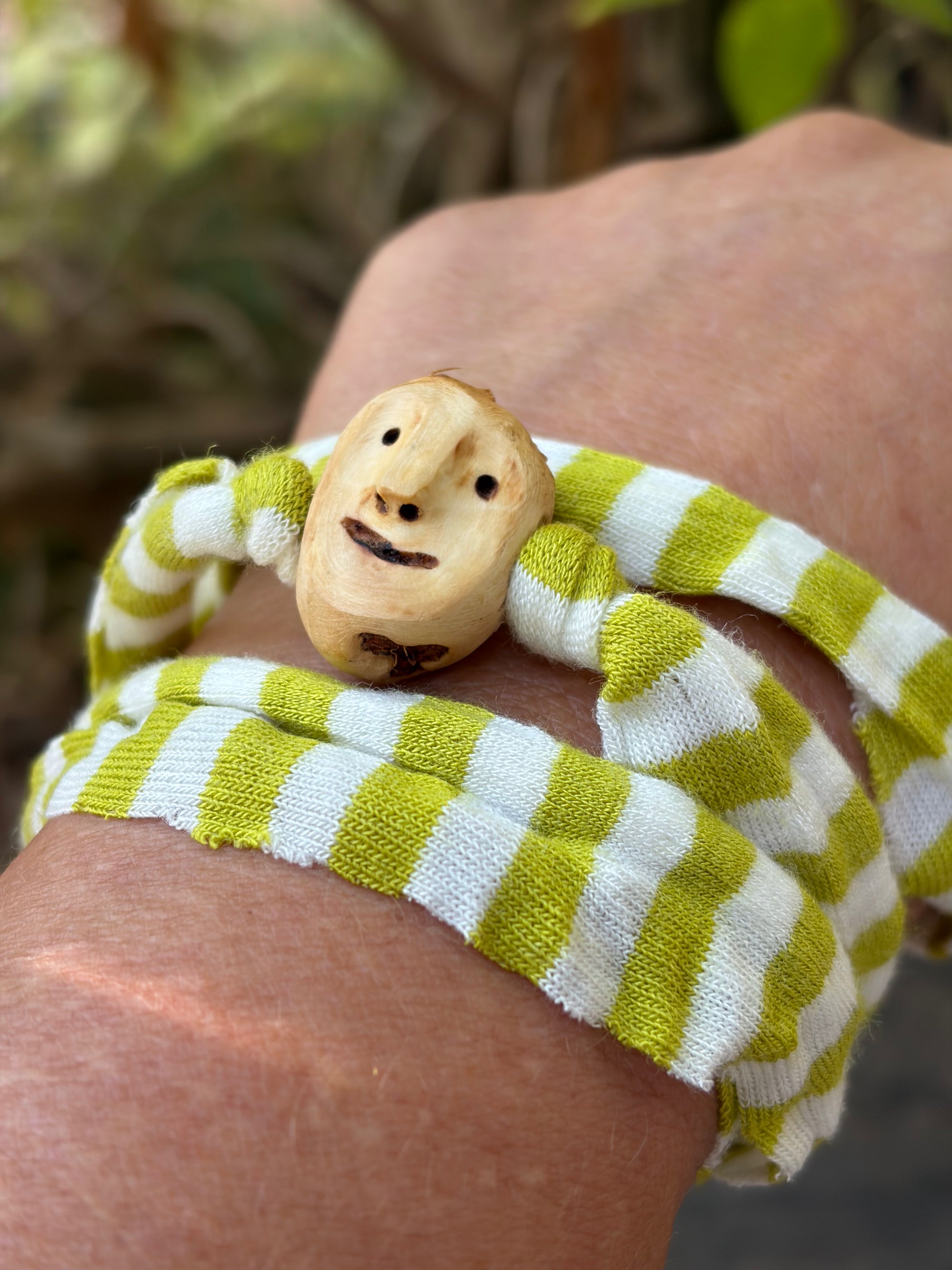 Armbandwichtel Vorkel handgeschnitzt aus magischer Baumperle