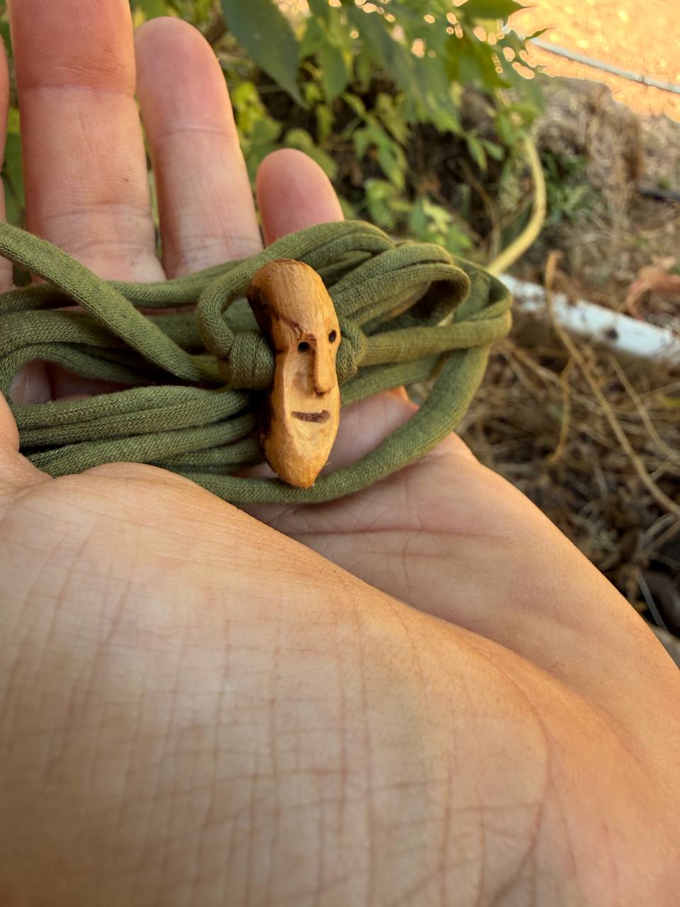Armbandwichtel Brindor handgeschnitzt aus magischer Baumperle