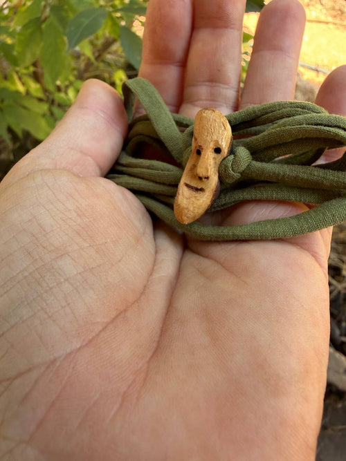 Armbandwichtel Brindor handgeschnitzt aus magischer Baumperle