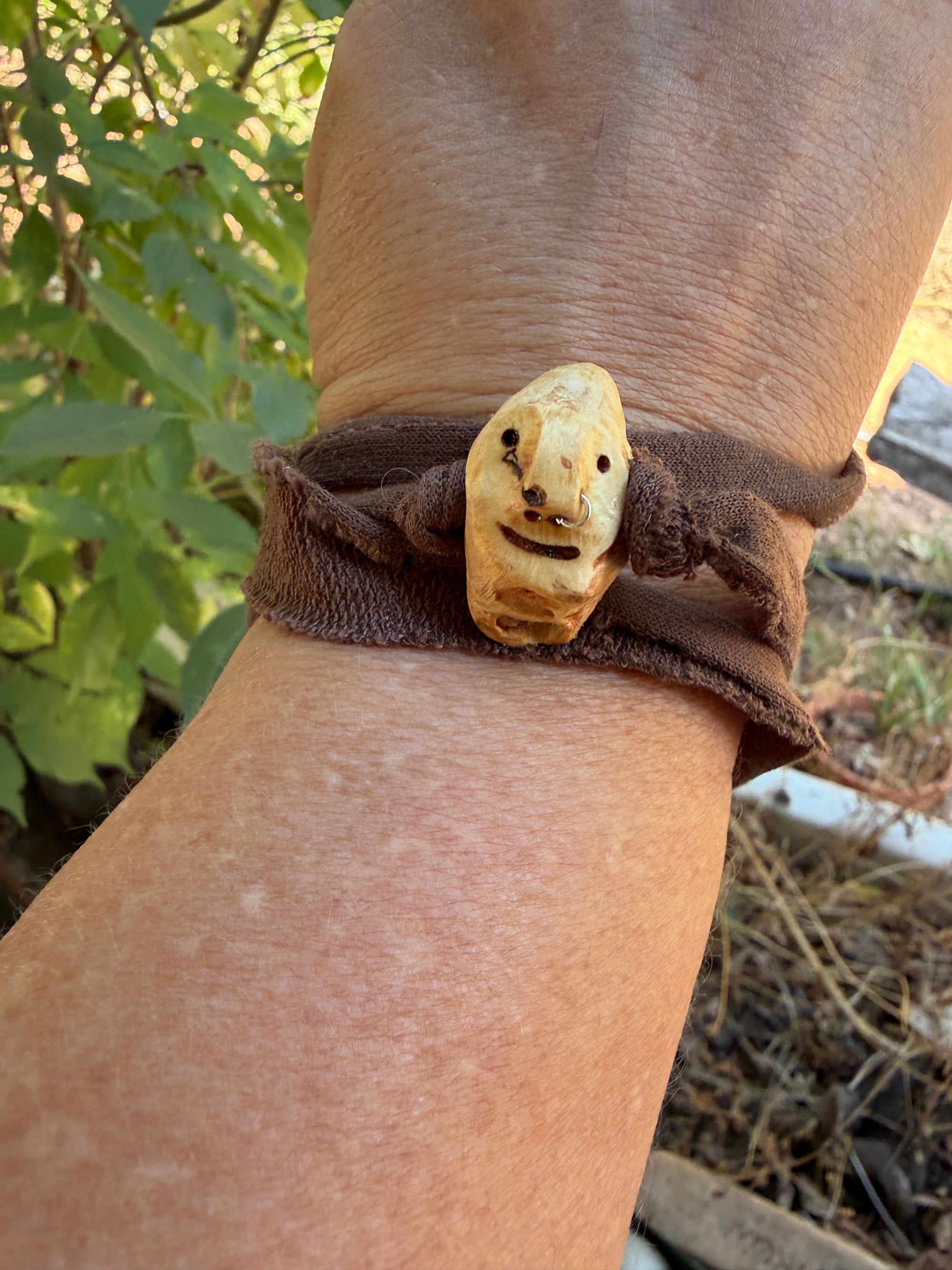 Armbandwichtel Birkor handgeschnitzt aus magischer Baumperle