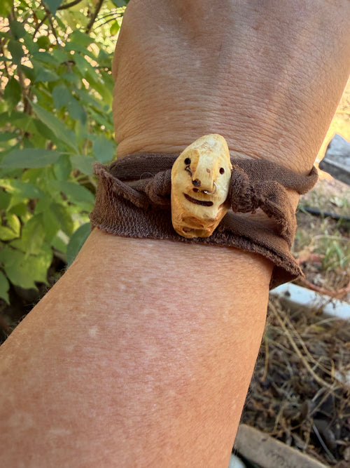 Armbandwichtel Birkor handgeschnitzt aus magischer Baumperle