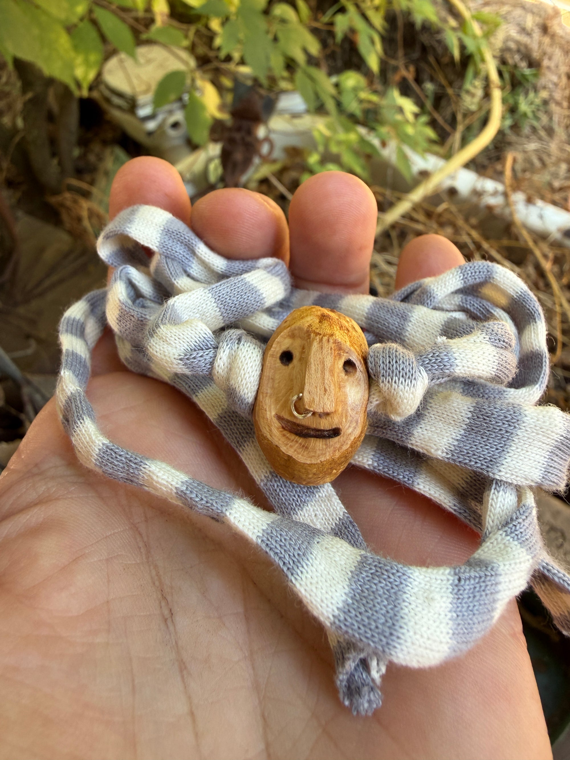 Armbandwichtel Morko handgeschnitzt aus magischer Baumperle