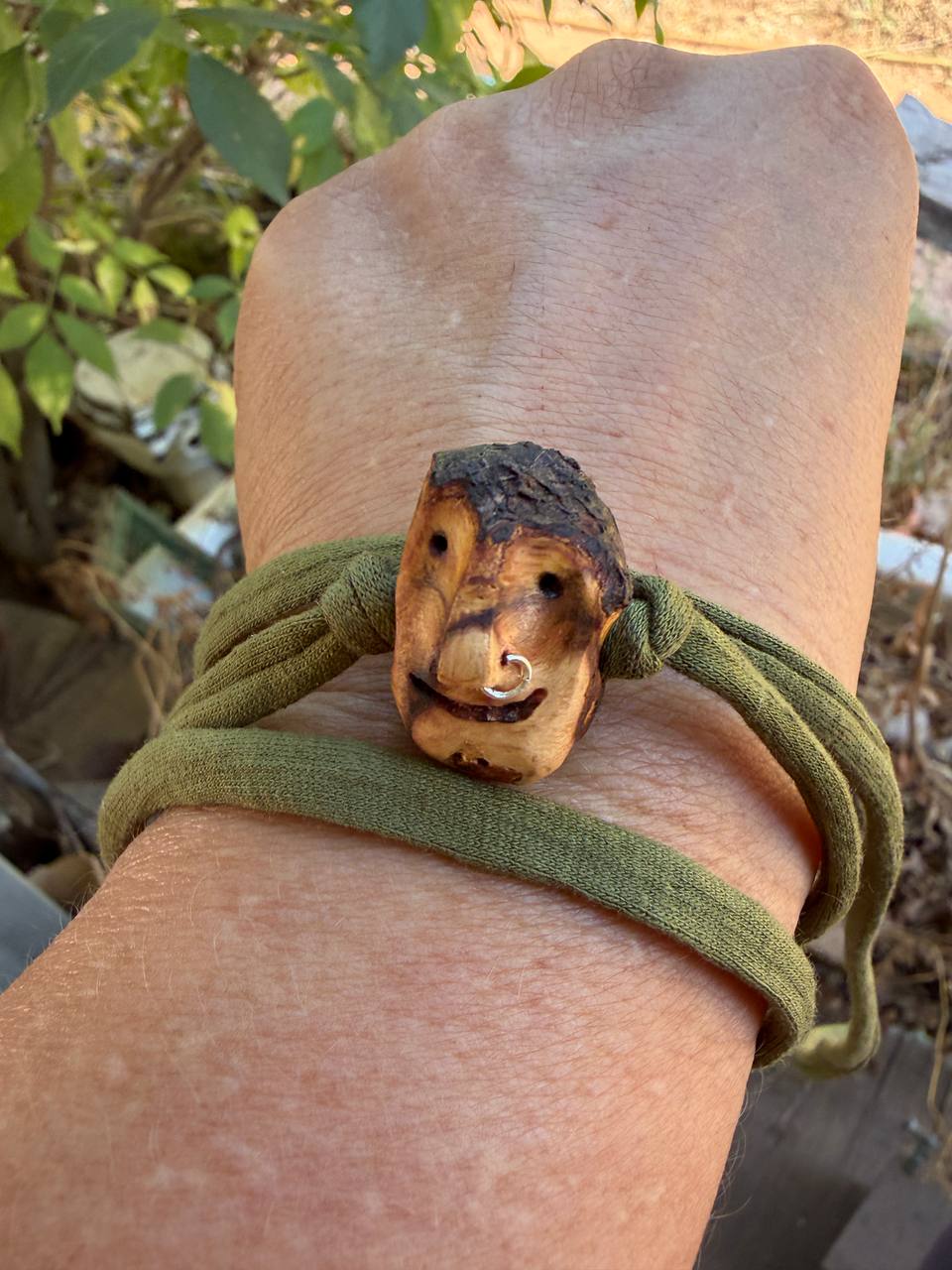 Armbandwichtel Knispik handgeschnitzt aus magischer Baumperle
