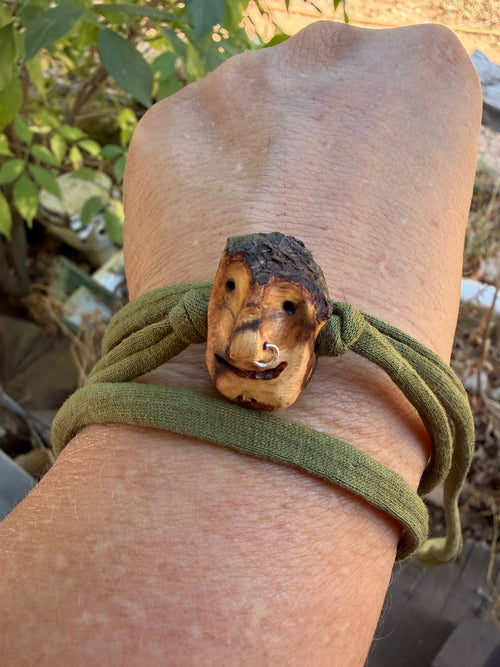 Armbandwichtel Knispik handgeschnitzt aus magischer Baumperle