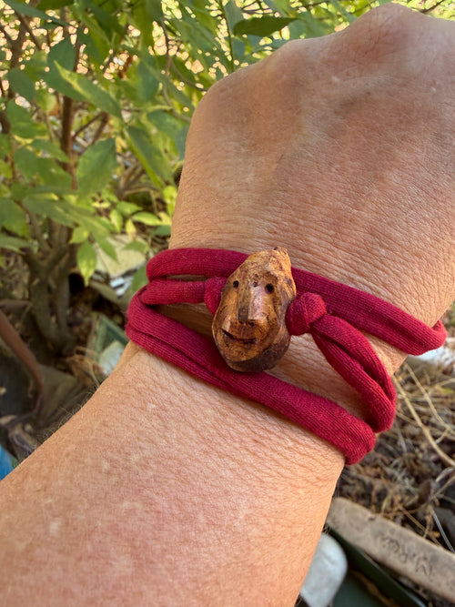 Armbandwichtel Knispor handgeschnitzt aus magischer Baumperle