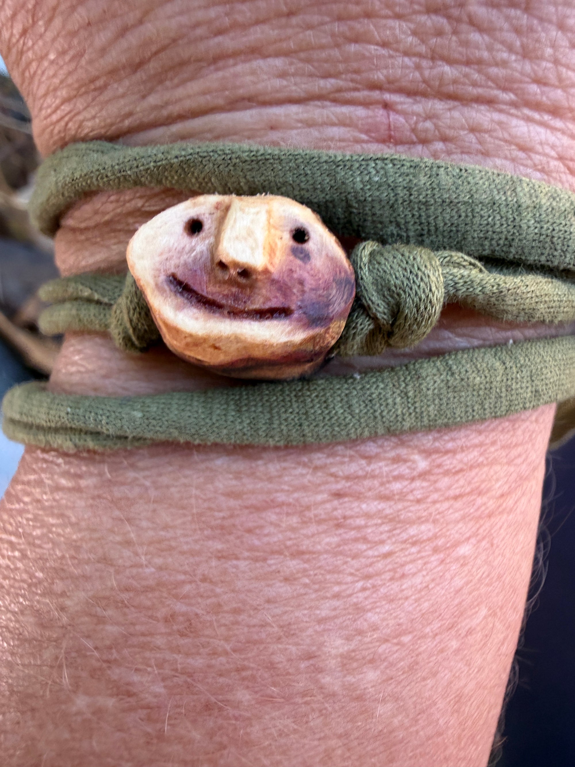 Armbandwichtel Tannuk handgeschnitzt aus magischer Baumperle