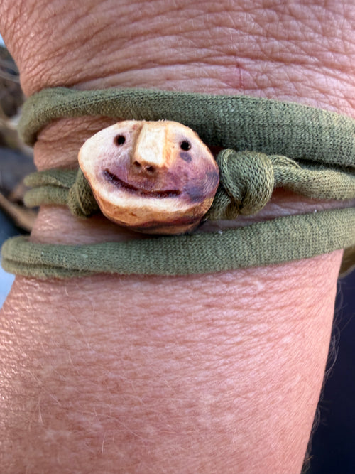 Armbandwichtel Tannuk handgeschnitzt aus magischer Baumperle
