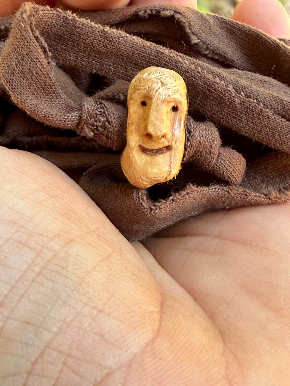 Armbandwichtel Fjorn handgeschnitzt aus magischer Baumperle