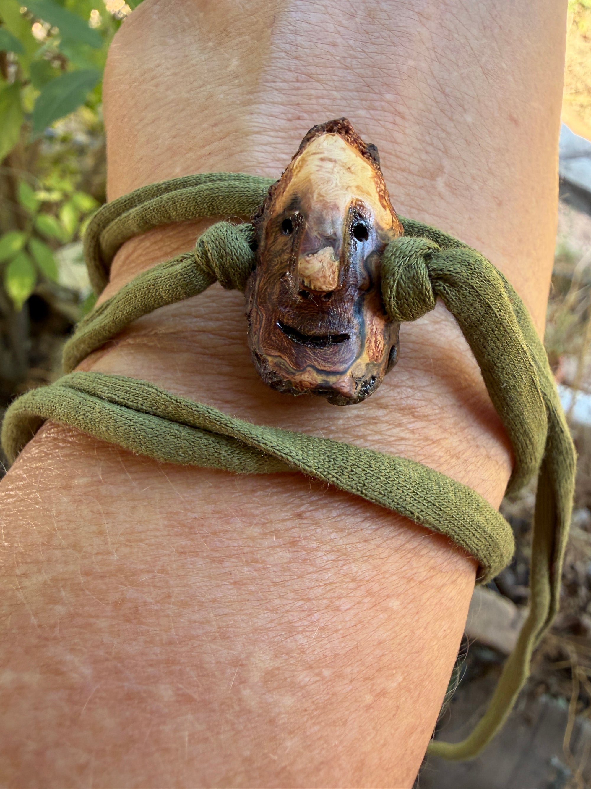 Armbandwichtel Moorik handgeschnitzt aus magischer Baumperle