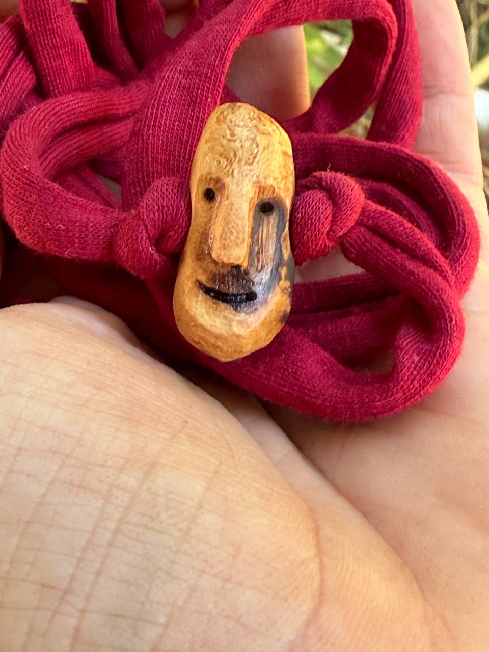 Armbandwichtel Quorko handgeschnitzt aus magischer Baumperle