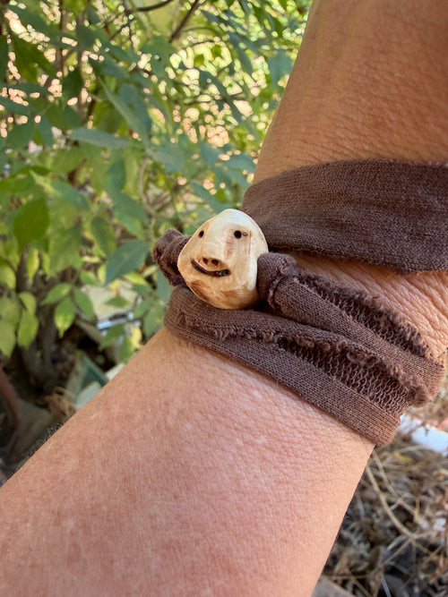 Armbandwichtel Knurbel handgeschnitzt aus magischer Baumperle