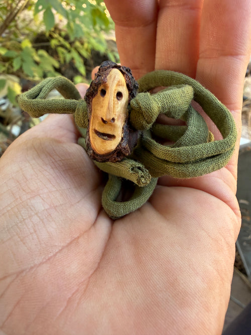 Armbandwichtel Borko handgeschnitzt aus magischer Baumperle