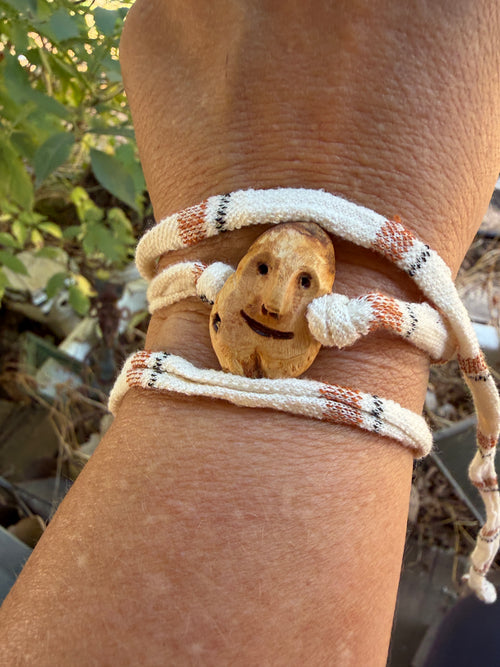Armbandwichtel Kruxi handgeschnitzt aus magischer Baumperle