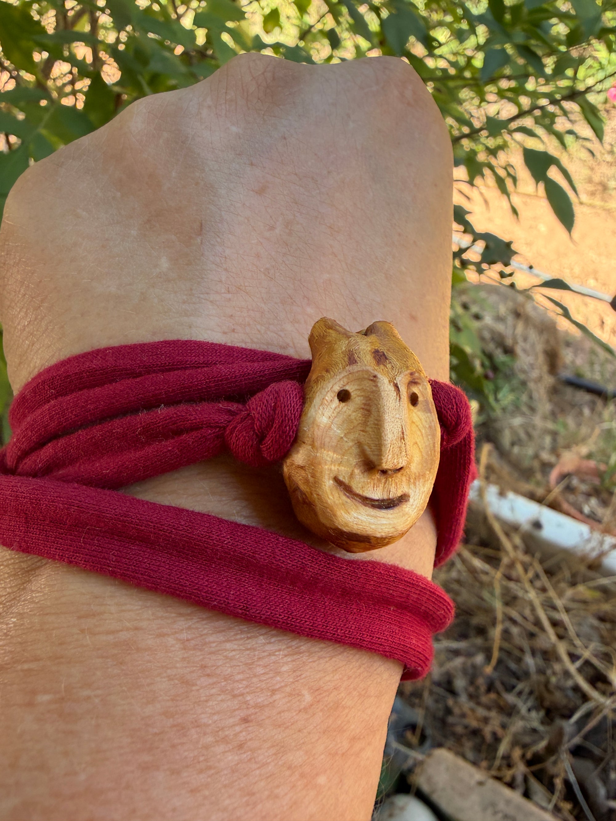 Armbandwichtel Wibrik handgeschnitzt aus magischer Baumperle