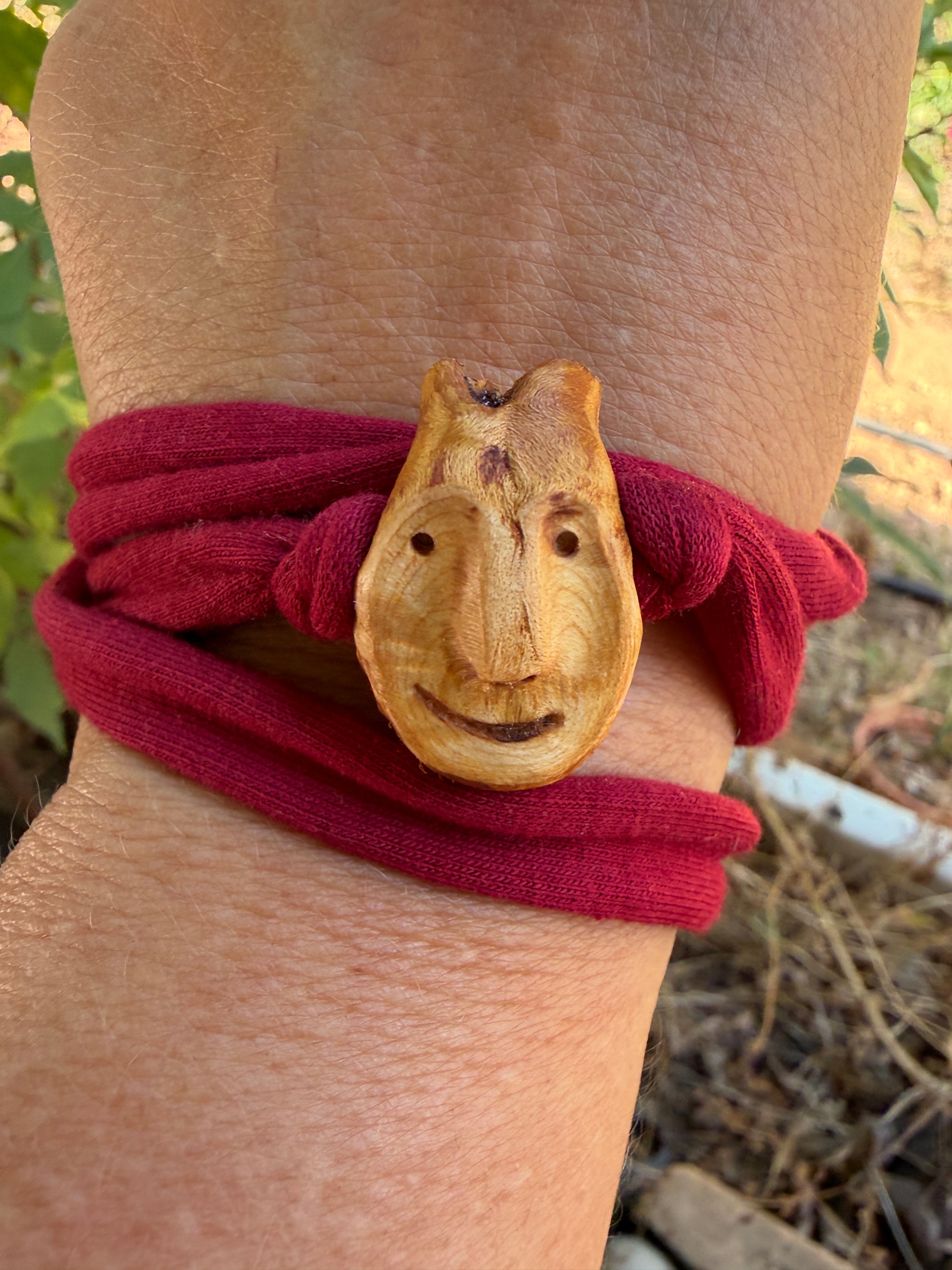 Armbandwichtel Wibrik handgeschnitzt aus magischer Baumperle