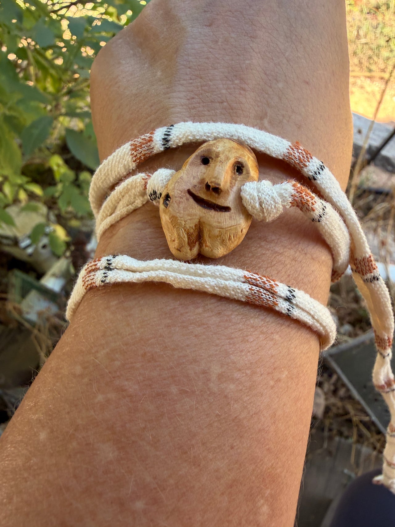 Armbandwichtel Kruxi handgeschnitzt aus magischer Baumperle