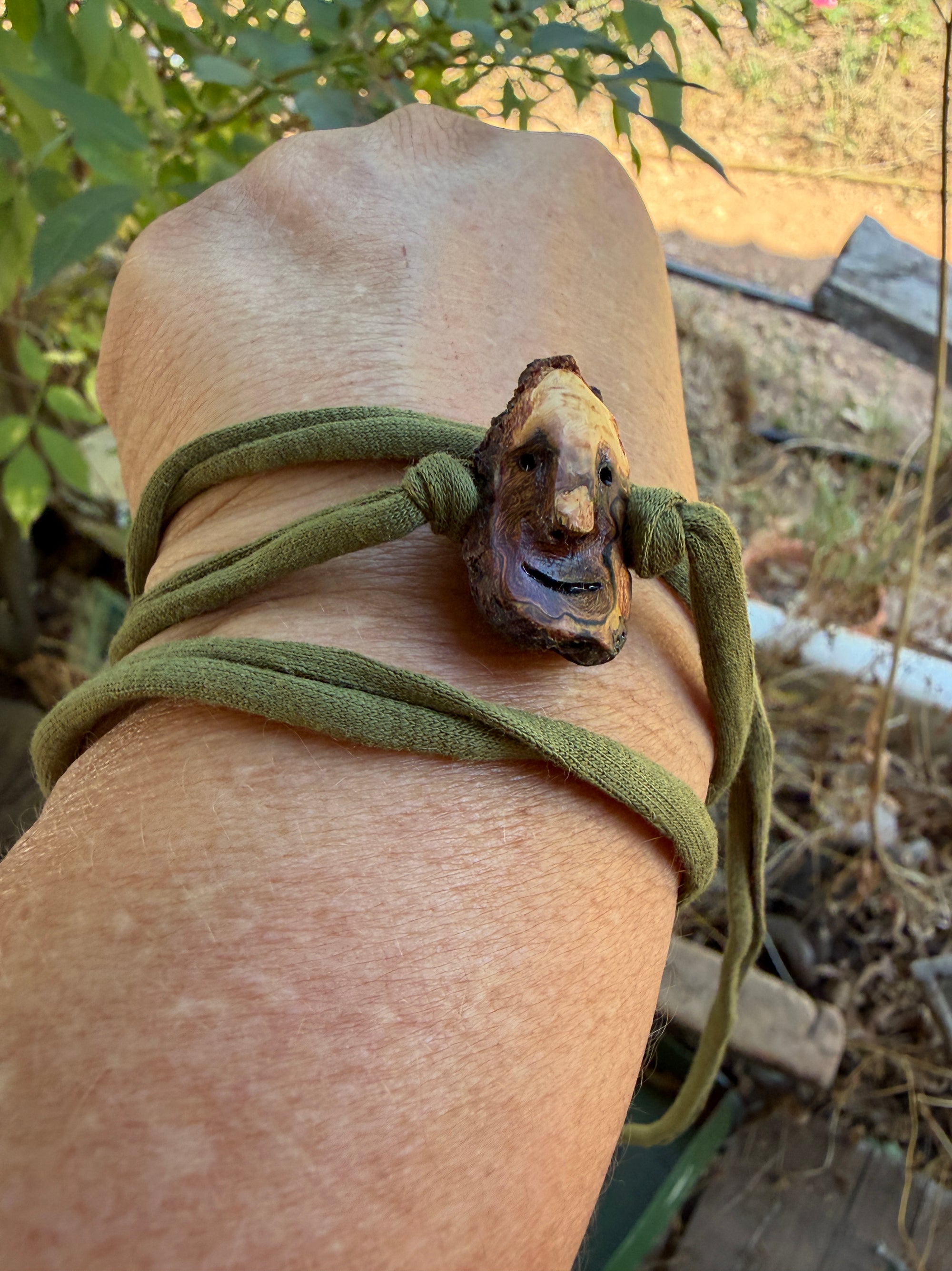 Armbandwichtel Moorik handgeschnitzt aus magischer Baumperle