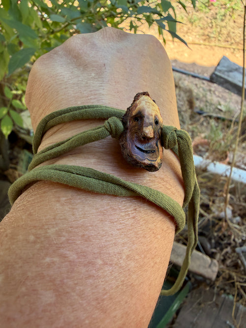 Armbandwichtel Moorik handgeschnitzt aus magischer Baumperle