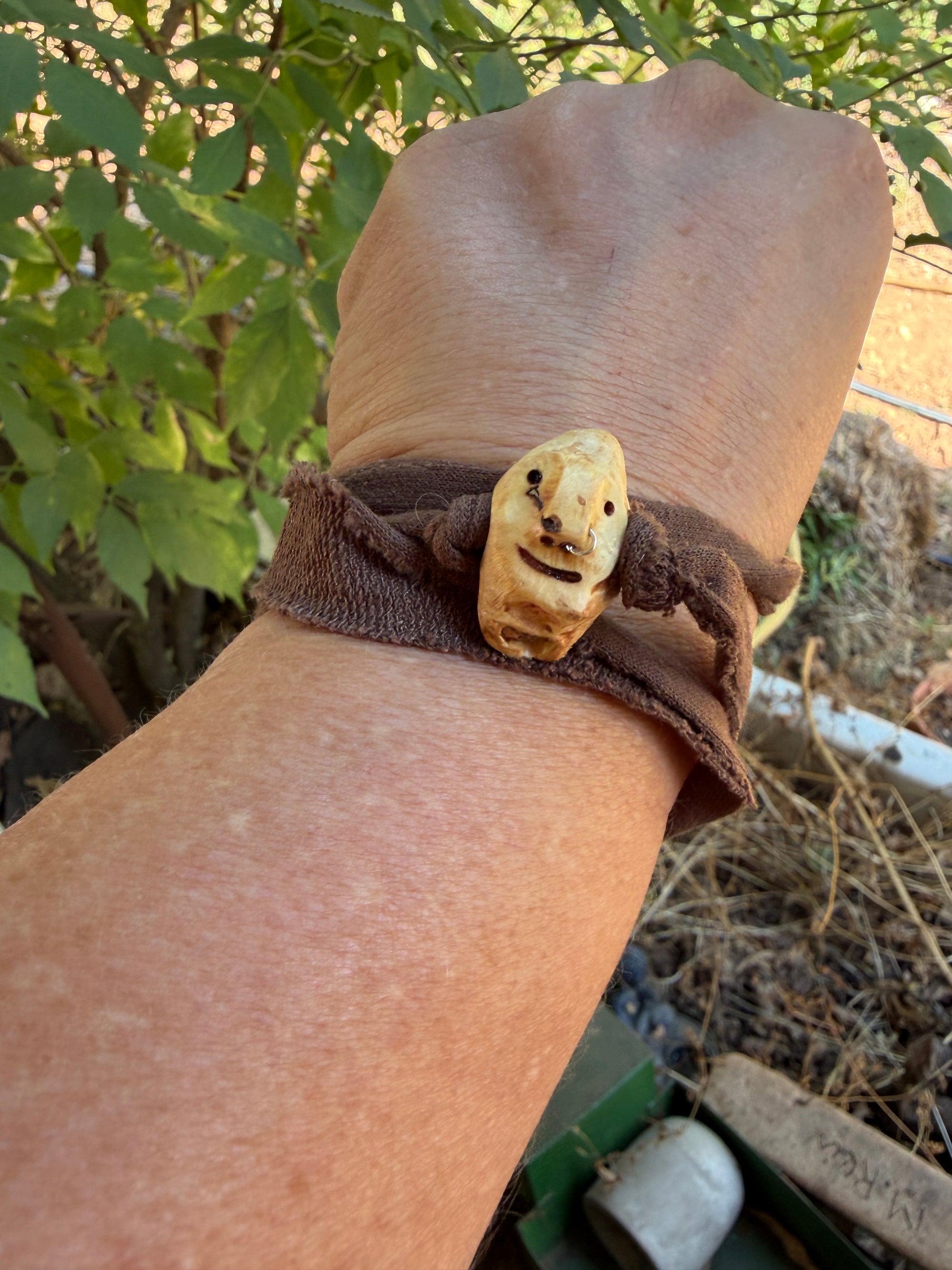 Armbandwichtel Birkor handgeschnitzt aus magischer Baumperle