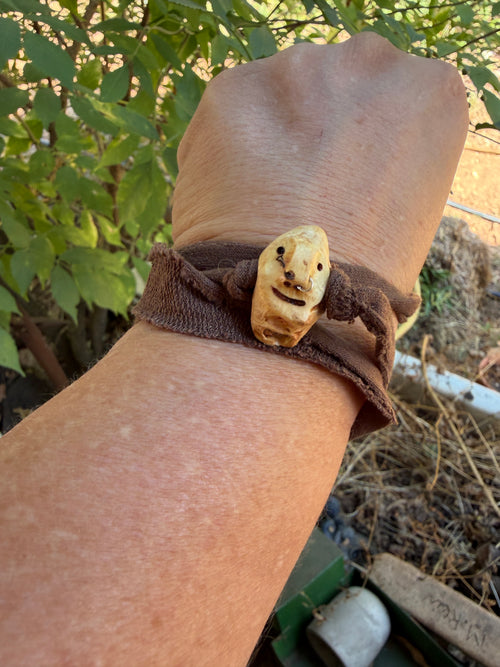 Armbandwichtel Birkor handgeschnitzt aus magischer Baumperle