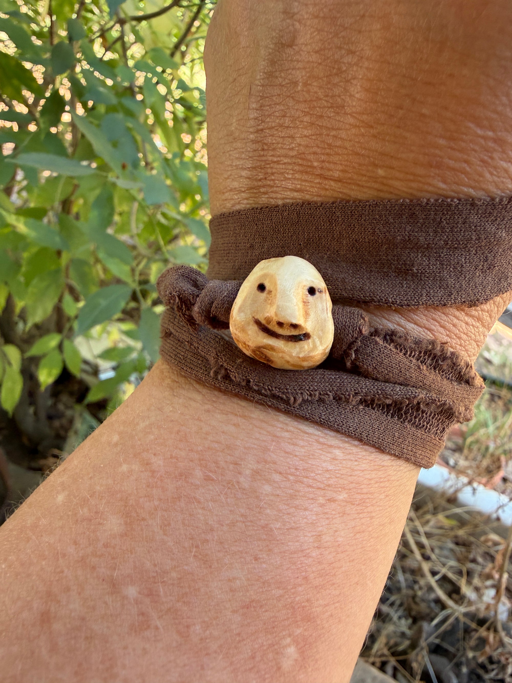 Armbandwichtel Knurbel handgeschnitzt aus magischer Baumperle