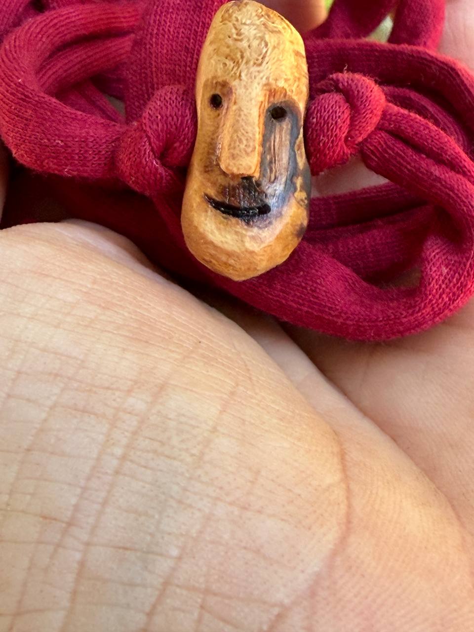 Armbandwichtel Quorko handgeschnitzt aus magischer Baumperle