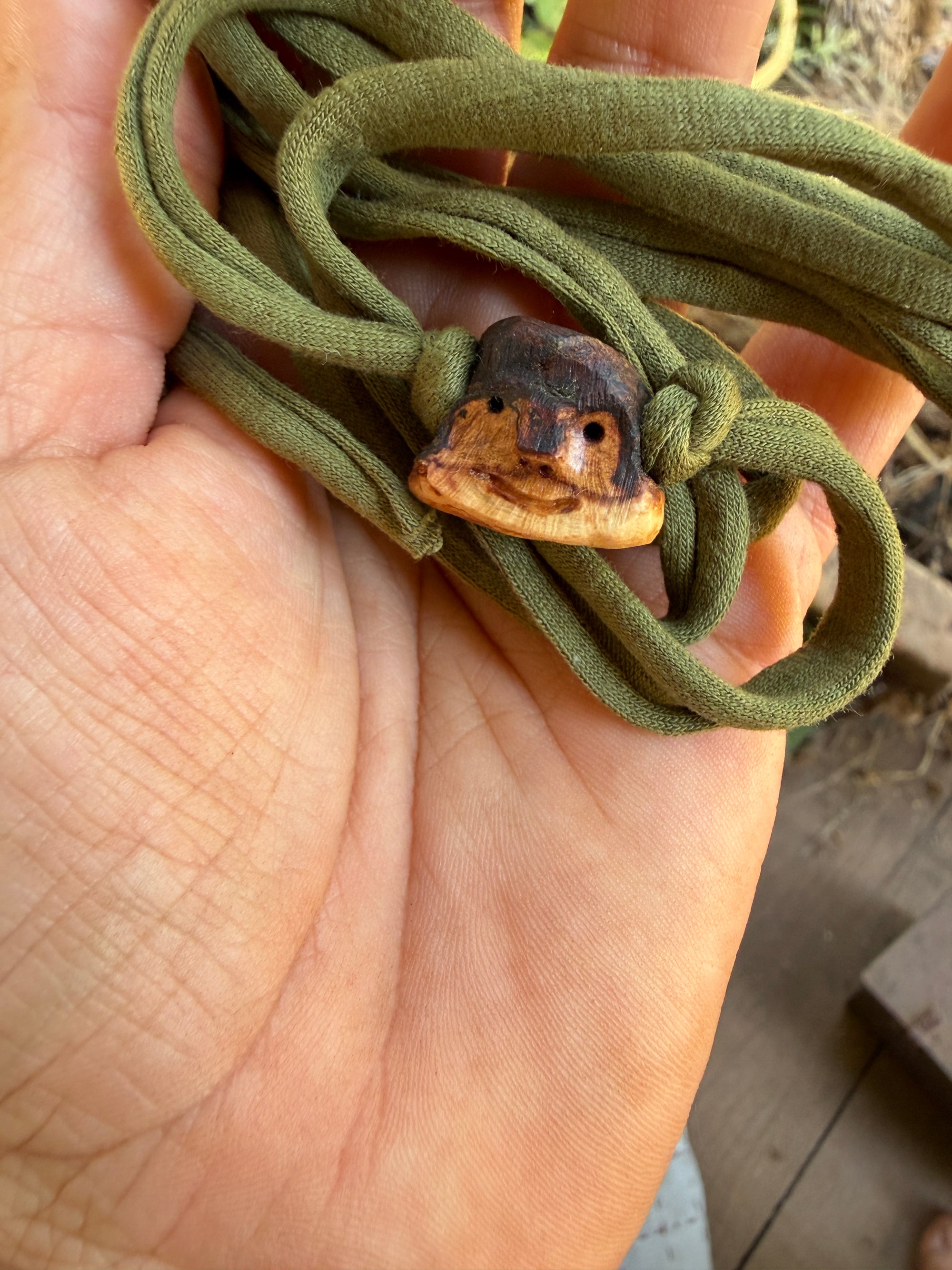 Armbandwichtel Wurzik handgeschnitzt aus magischer Baumperle