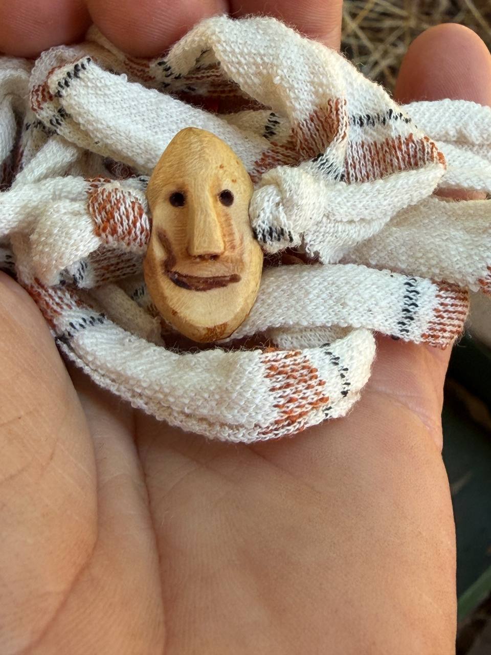 Armbandwichtel Puckel handgeschnitzt aus magischer Baumperle