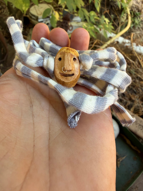 Armbandwichtel Morko handgeschnitzt aus magischer Baumperle