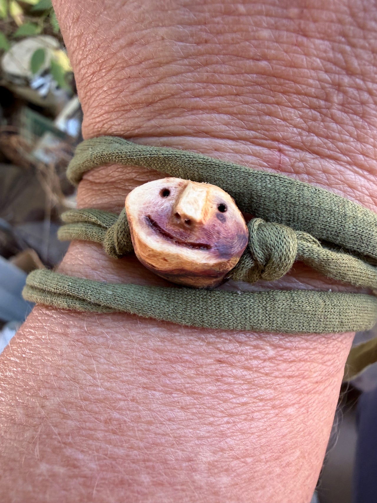 Armbandwichtel Tannuk handgeschnitzt aus magischer Baumperle