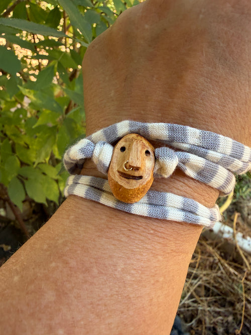 Armbandwichtel Morko handgeschnitzt aus magischer Baumperle