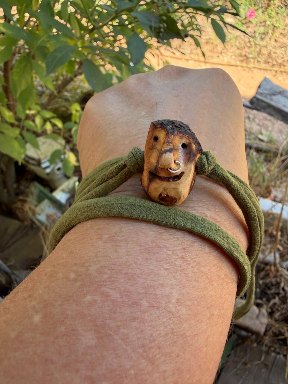 Armbandwichtel Knispik handgeschnitzt aus magischer Baumperle