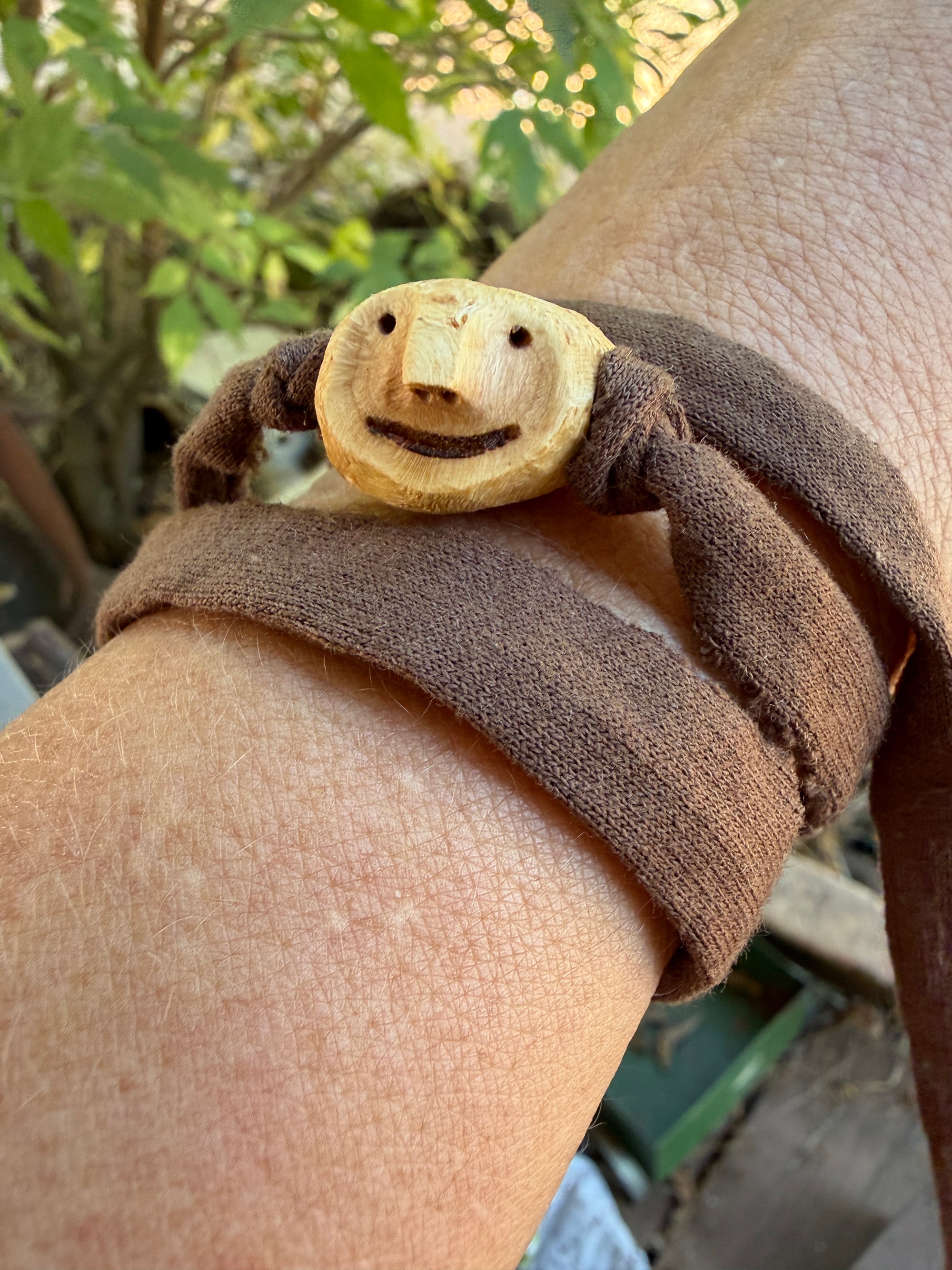 Armbandwichtel Drollo handgeschnitzt aus magischer Baumperle