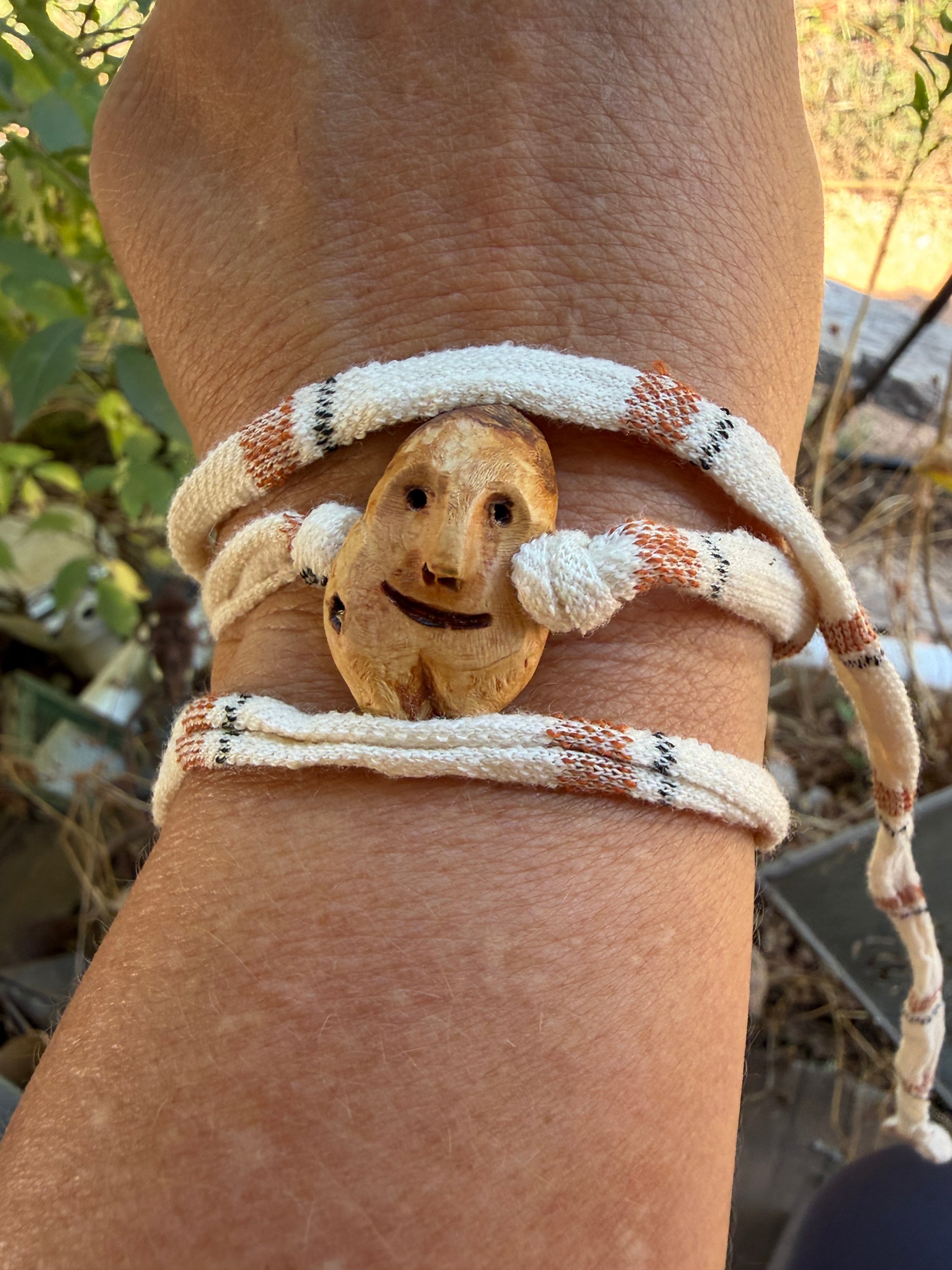 Armbandwichtel Kruxi handgeschnitzt aus magischer Baumperle
