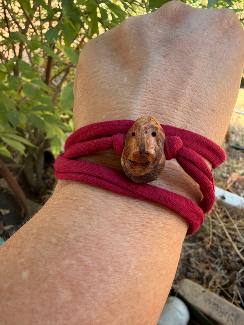 Armbandwichtel Knispor handgeschnitzt aus magischer Baumperle
