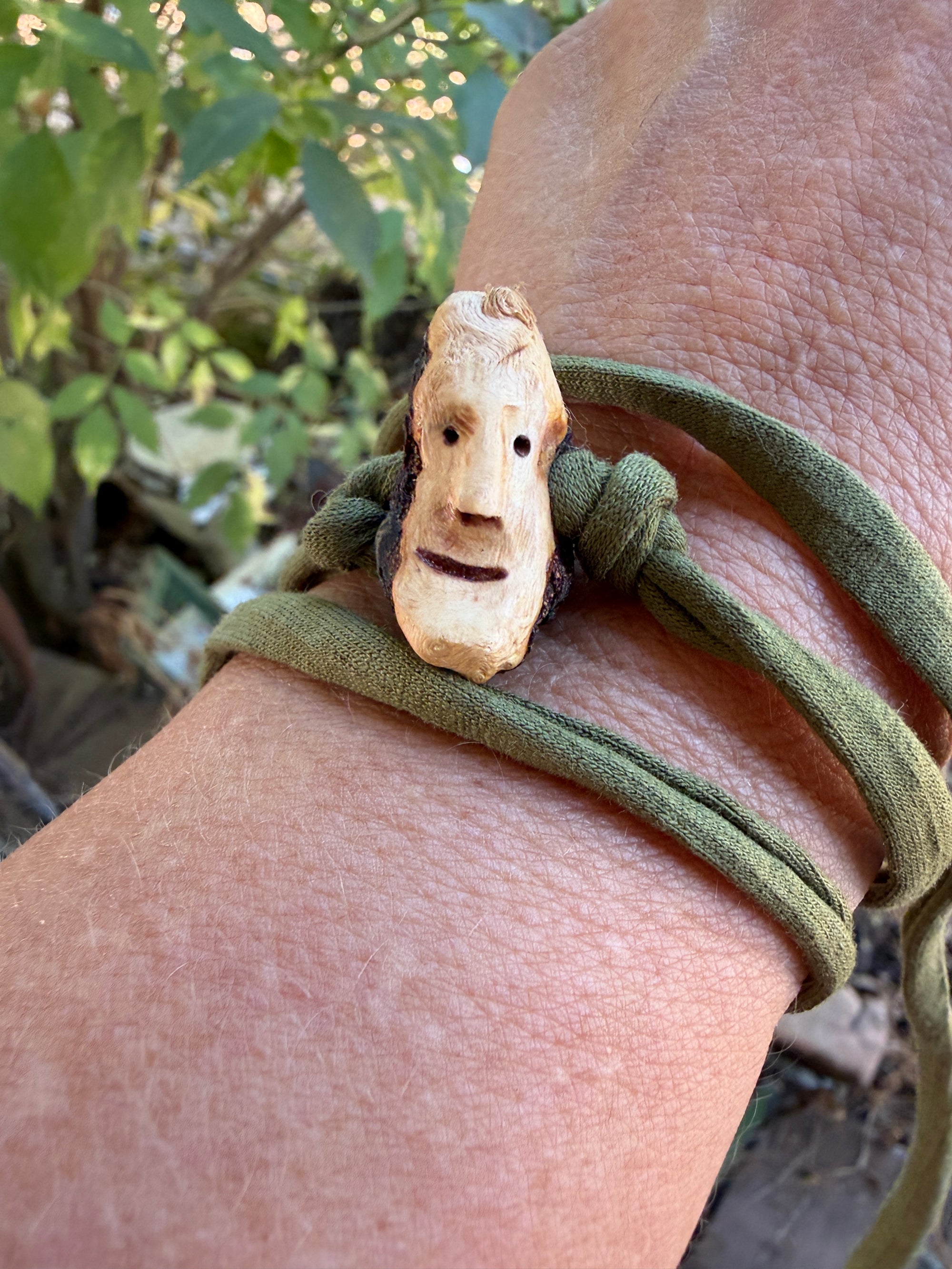 Armbandwichtel Zappel handgeschnitzt aus magischer Baumperle