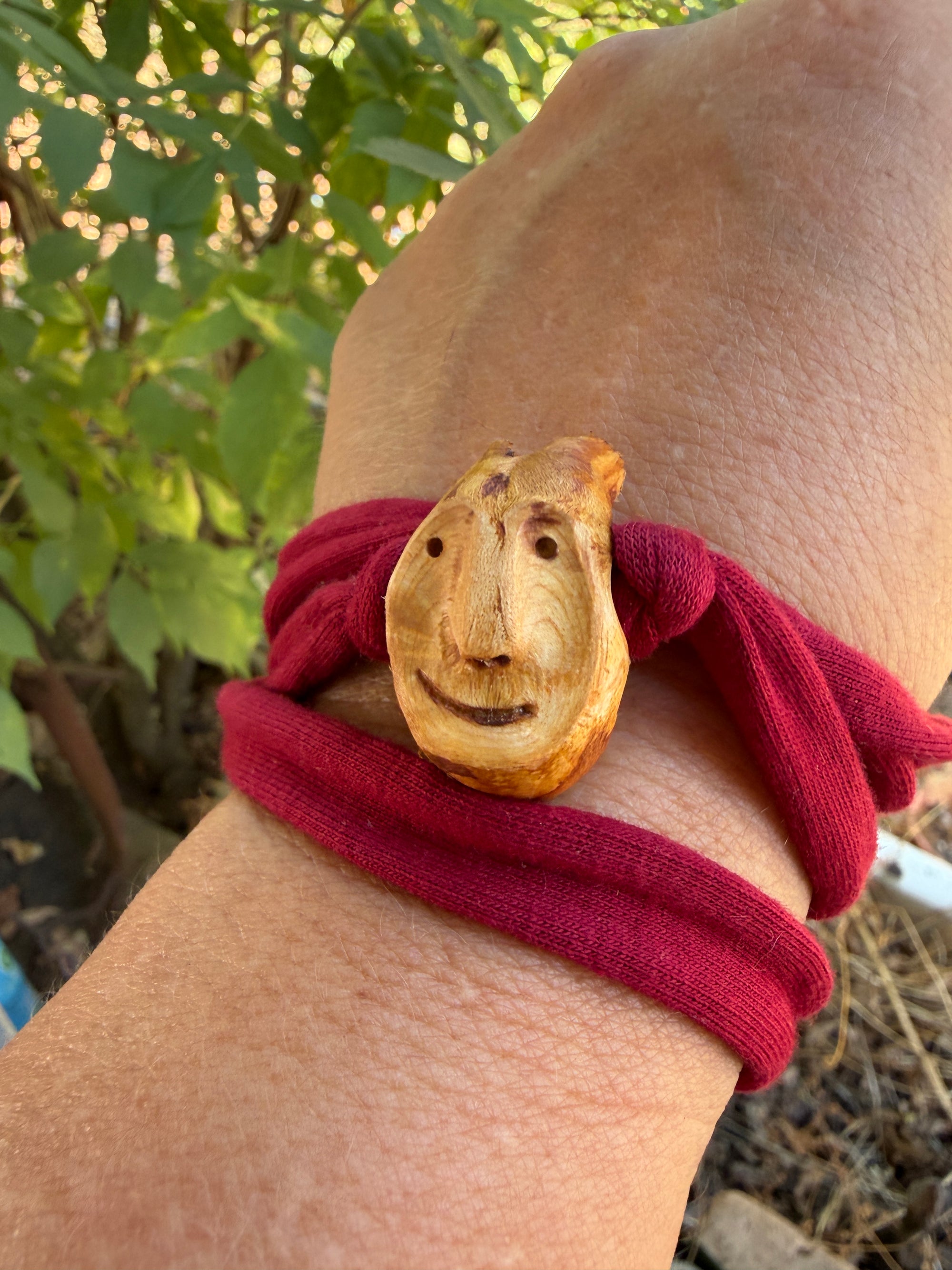 Armbandwichtel Wibrik handgeschnitzt aus magischer Baumperle