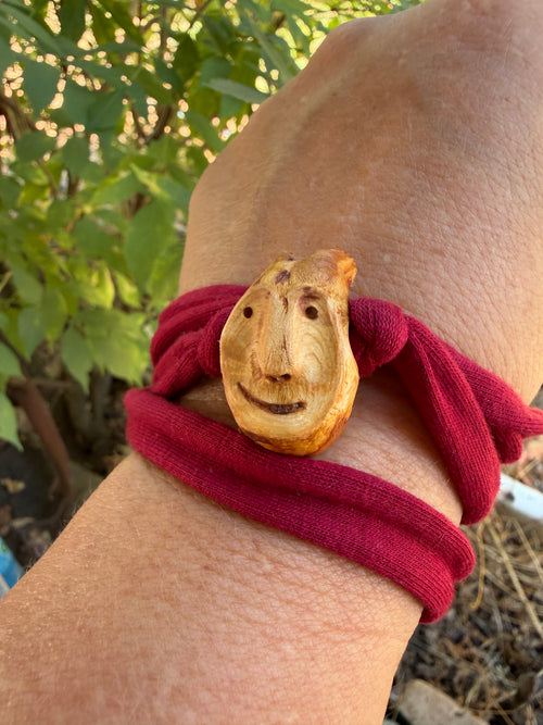 Armbandwichtel Wibrik handgeschnitzt aus magischer Baumperle