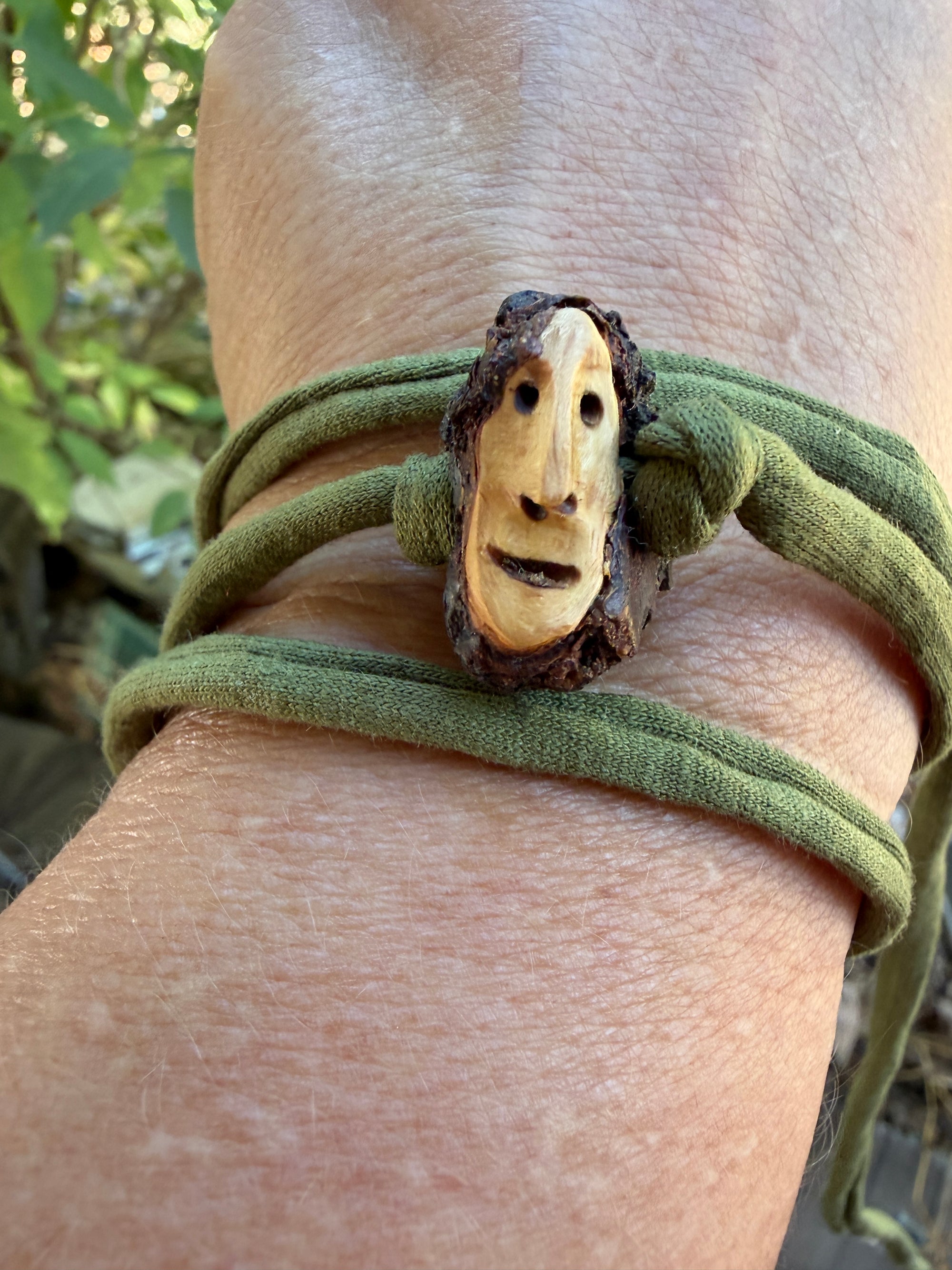 Armbandwichtel Borko handgeschnitzt aus magischer Baumperle